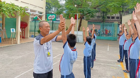 Giáo viên tiểu học tập tỏa sáng sủa trái tim fan thầy